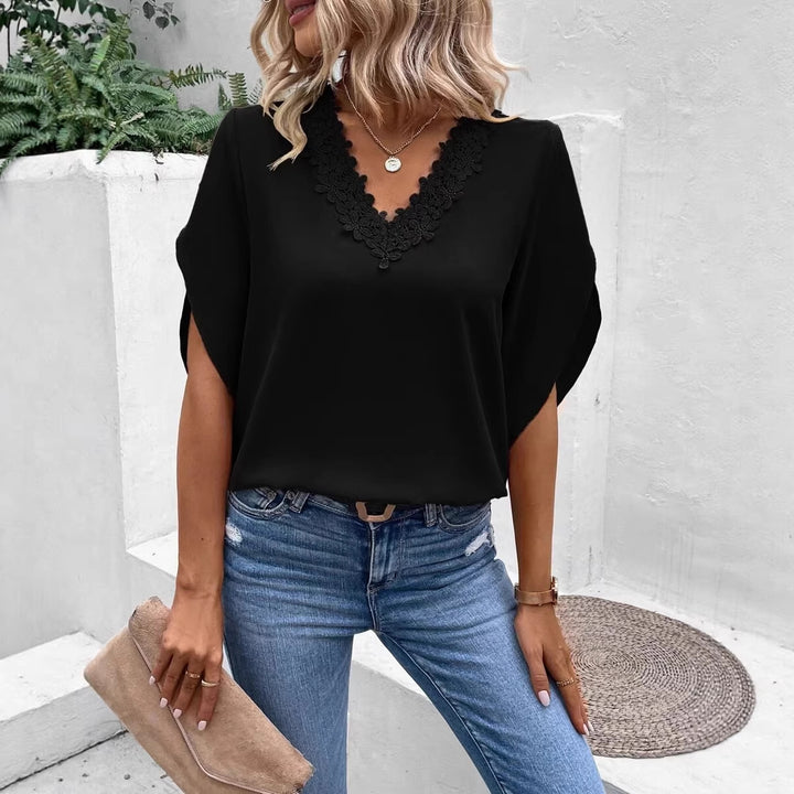 Damen Elegante V-Ausschnitt Bluse mit floraler Spitzenkante und Fledermausärmeln – Élovi