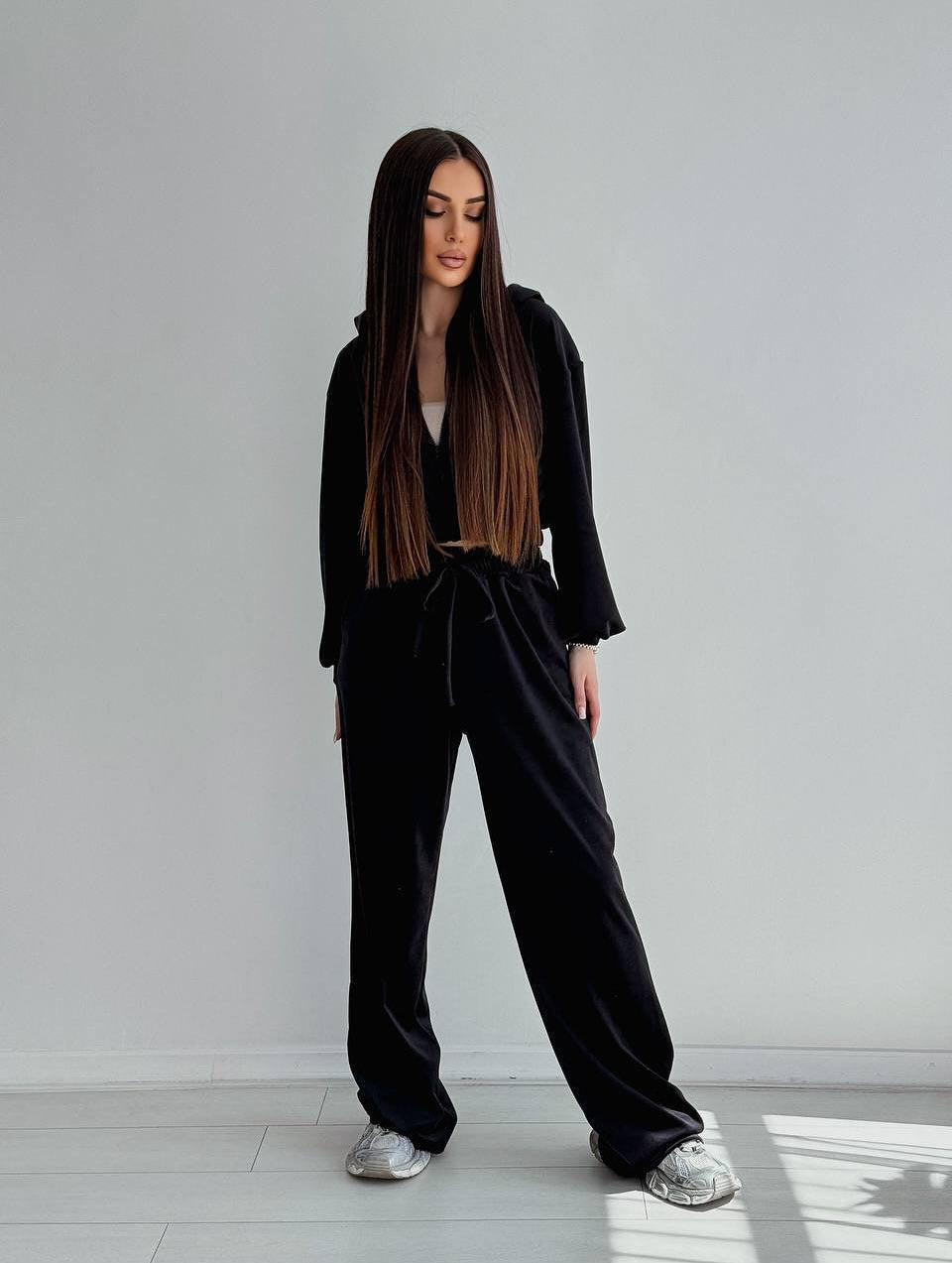 Damen Zweiteiliges Samt-Loungewear-Set mit Cropped-Zipjacke und weiter High-Waist-Sweathose – Avérine