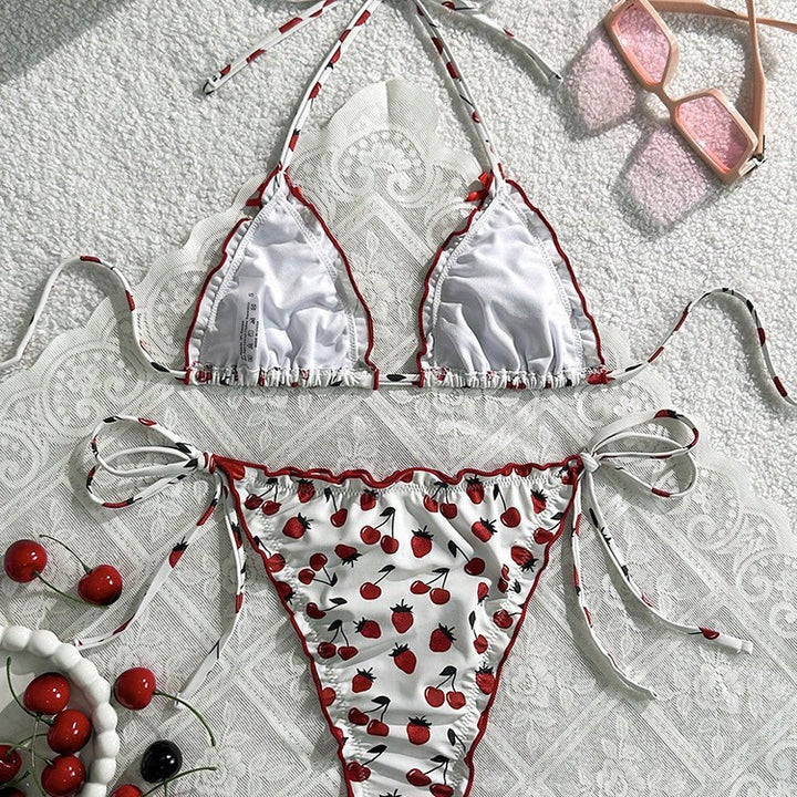 Damen Triangel-Bikini mit fruchtigem Kirschmuster und verspielten Rüschendetails Echo Archiv