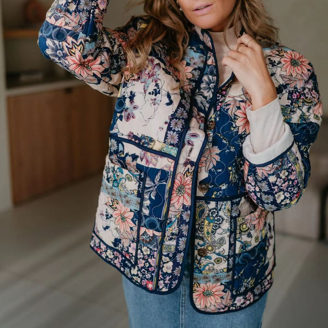 Damen Gepatchte Steppjacke in floraler Patchwork‑Optik Echo Archiv