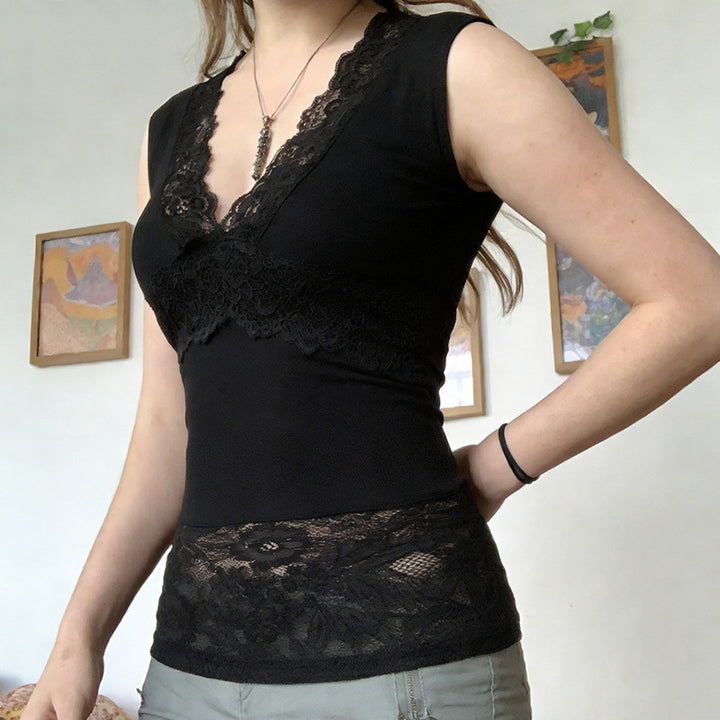 Damen-Spitzen-Tanktop mit tiefem V-Ausschnitt und dekorativen Rüschendetails Echo Archiv