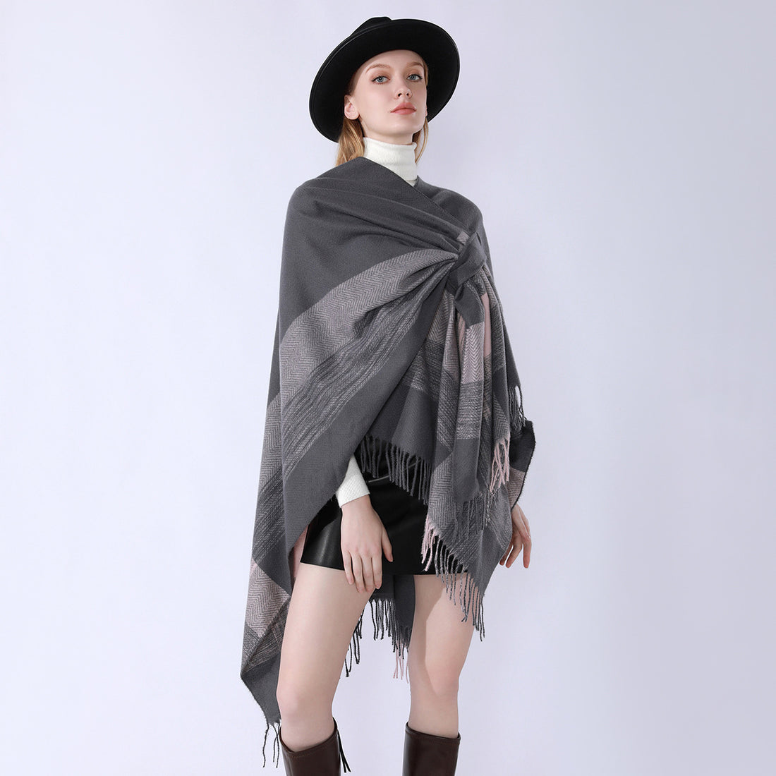 Damen Capeponcho aus Wollmix mit Ärmelschlitzen, offener Front und Fransenabschluss – Célinea