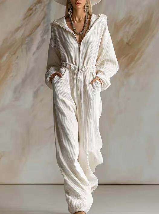 Damen Plissierter Kapuzen-Jumpsuit mit Reißverschluss und elastischer Taille – Solévia