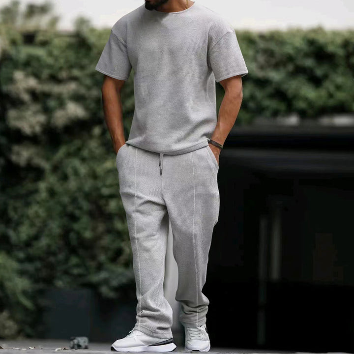 Herren lässiges Sportoutfit mit atmungsaktivem Kurzarmshirt und bequemen Jogginghosen Echoarchiv