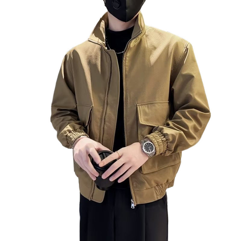 Herren Leichte Tech-Bomberjacke mit Stehkragen, großer Klappbrusttasche und elastischem Saum Echoarchiv