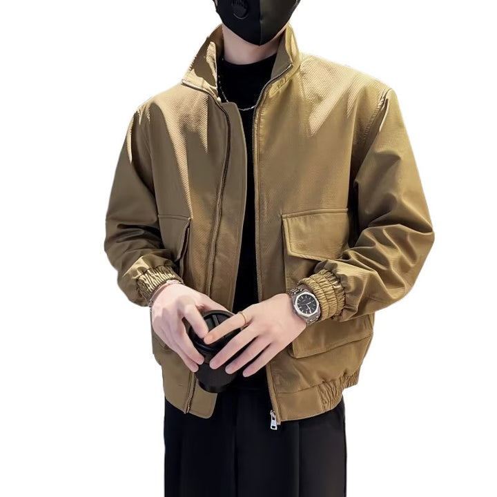 Herren Leichte Tech-Bomberjacke mit Stehkragen, großer Klappbrusttasche und elastischem Saum Echoarchiv