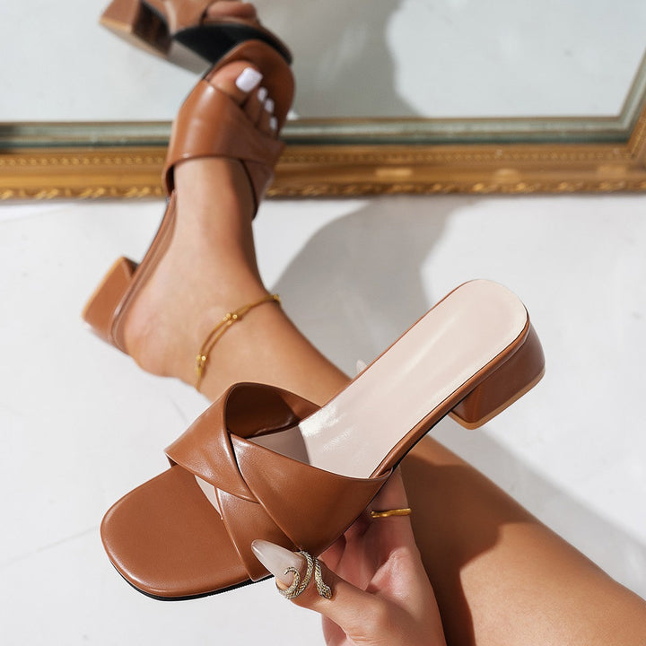 Damen Mules mit elegantem überkreuztem Riemen und komfortablem Blockabsatz Echoarchiv