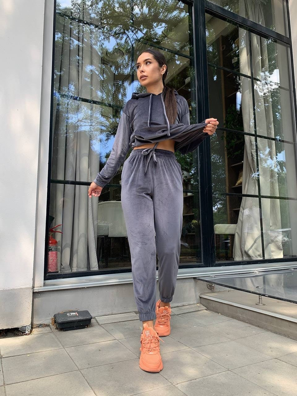 Damen Samt-Loungewear-Set mit kurz geschnittener Kapuzenjacke und Kordelzug-Jogginghose – Auréline