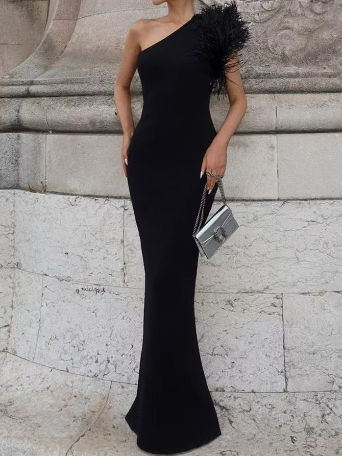 Damen Elegantes Abendkleid mit asymmetrischem Schnitt und kunstvollem Federbesatz Echo Archiv