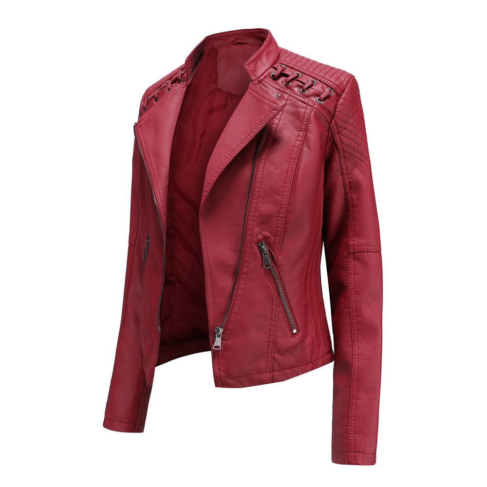 Damen nan taillierte Kunstleder-Bikerjacke mit gesteppter Schulterpartie, asymmetrischem Reißverschluss und Zierösen Echo Archiv