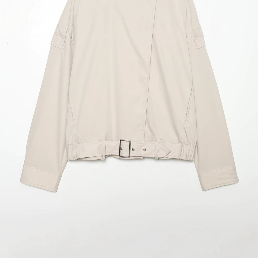 Damen Kurz geschnittene Trench-inspirierte Jacke mit hohem Stehkragen und Taillengürtel Echo Archiv