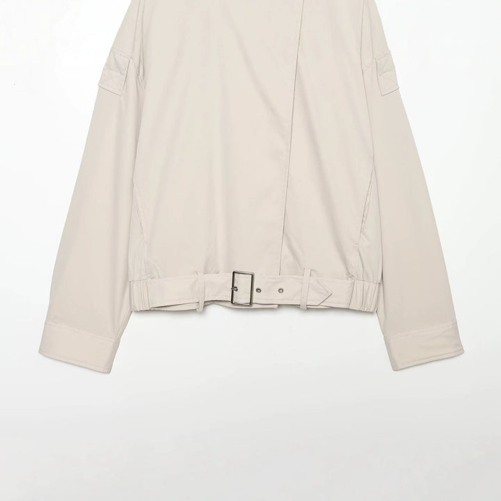 Damen Kurz geschnittene Trench-inspirierte Jacke mit hohem Stehkragen und Taillengürtel Echo Archiv