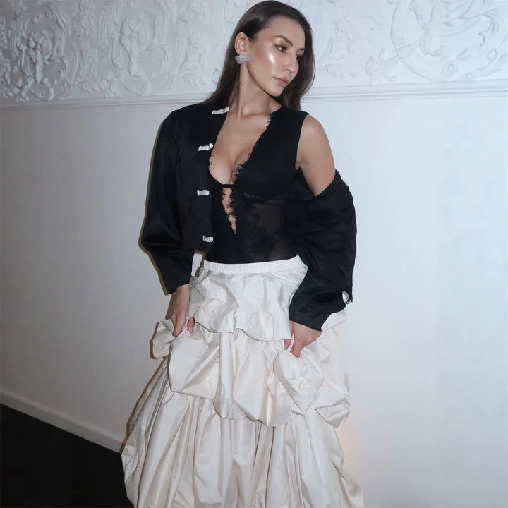 Damen Spitzen-Body mit transparentem Einsatz und dramatischem Stufenvolant-Rock Set Echoarchiv