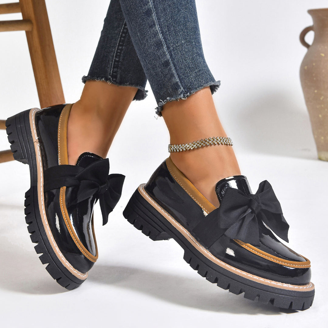 Damen Plateau-Loafer aus Lacklederoptik mit profilierter Gummisohle und Zierschleife Echo Archiv