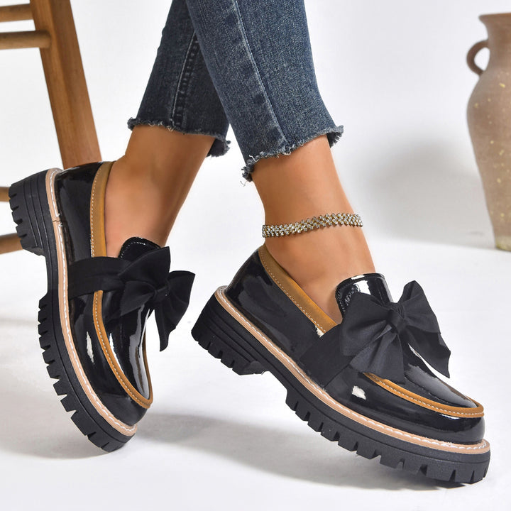Damen Plateau-Loafer aus Lacklederoptik mit profilierter Gummisohle und Zierschleife Echo Archiv