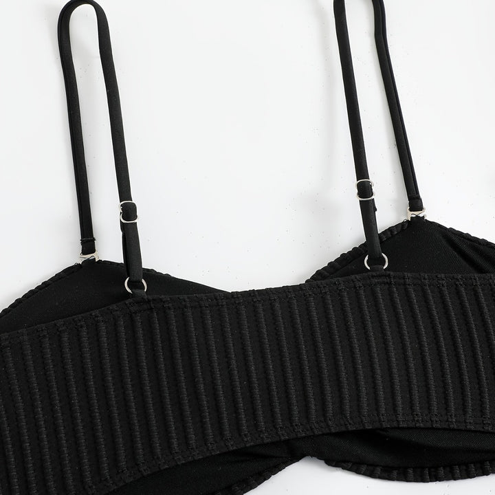 Damen Bikini Set mit elegantem Rüschen-Detail und modischen Kettenakzenten Echo Archiv