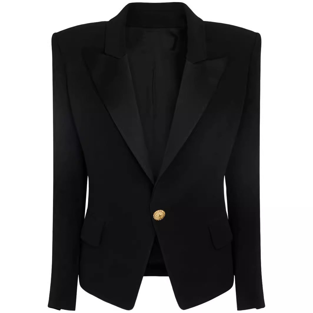 Damen Figurnaher Smokingblazer im Tailoring mit betonter Schulter und goldener Zierknopfleiste Echoarchiv