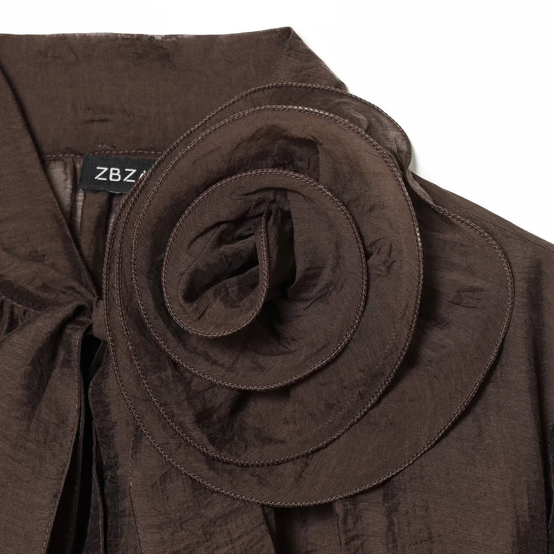 Damen Transparente Chiffonbluse mit Schleifenkragen, Volumenärmeln und Blumenbrosche Echoarchiv
