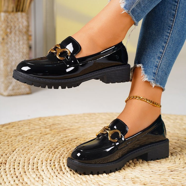 Damen nan lackierte Loafer mit profilierter Traktorsohle und goldener Zierkette Echo Archiv