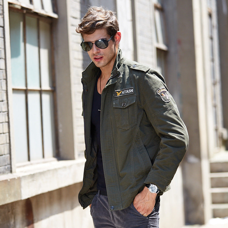 Herren military-inspirierte Canvas-Fieldjacke mit Schulterklappen, Stickpatches und verdecktem Zwei-Wege-Reißverschluss Echoarchiv