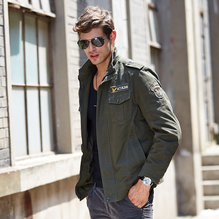 Herren military-inspirierte Canvas-Fieldjacke mit Schulterklappen, Stickpatches und verdecktem Zwei-Wege-Reißverschluss Echoarchiv