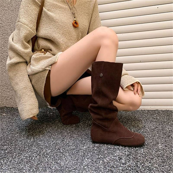 Damen Slouch‑Stiefel aus Velours mit entspannter Schaftform und flacher Komfortsohle – Lioré