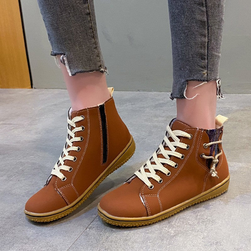 Damen High-Top Sneaker-Boot mit seitlichem Reißverschluss, dekorativem Knöchelriemen und profilierter Gummisohle Echo Archiv