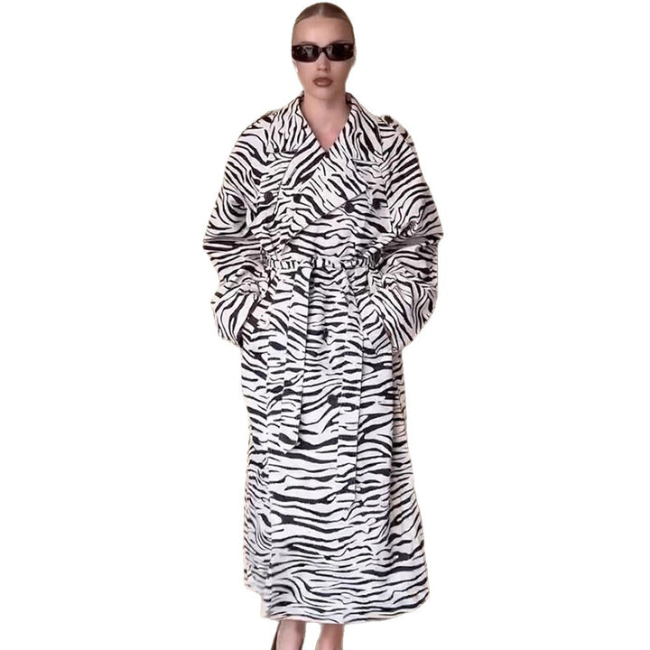 Damen Maxilanger Trenchcoat im Animal-Print mit voluminösem Schalkragen, bindegürtel und kastiger Silhouette Echoarchiv