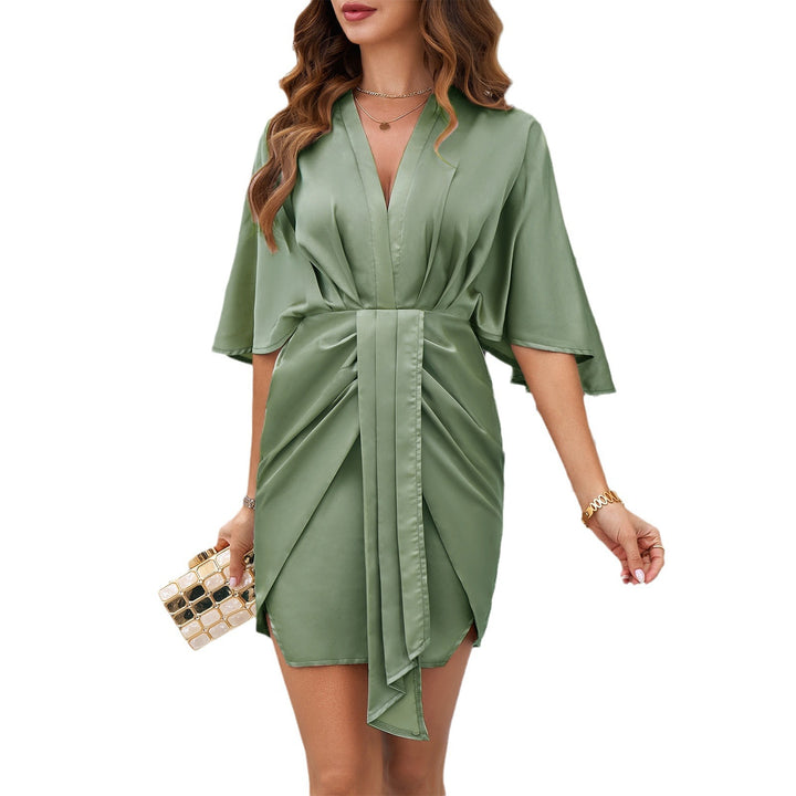 Damen Kurz-Kimono Kleid mit tiefem V-Ausschnitt und Wickeldetail Echo Archiv