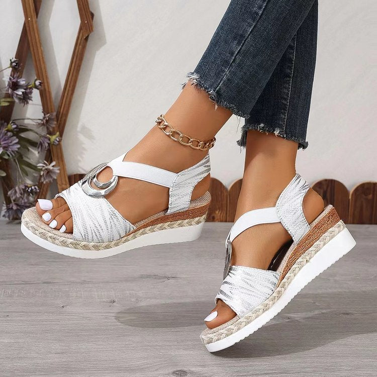 Damen Keil-Sandalen mit Metallic-Optik, dekorativem Ring und Elastik-Fersenriemen Echo Archiv