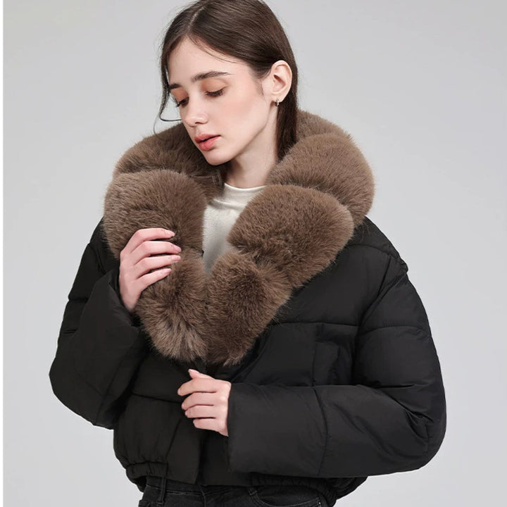 Damen Kurze gesteppte Puffer-Bomberjacke mit extra weitem Kunstfellkragen – Avenza
