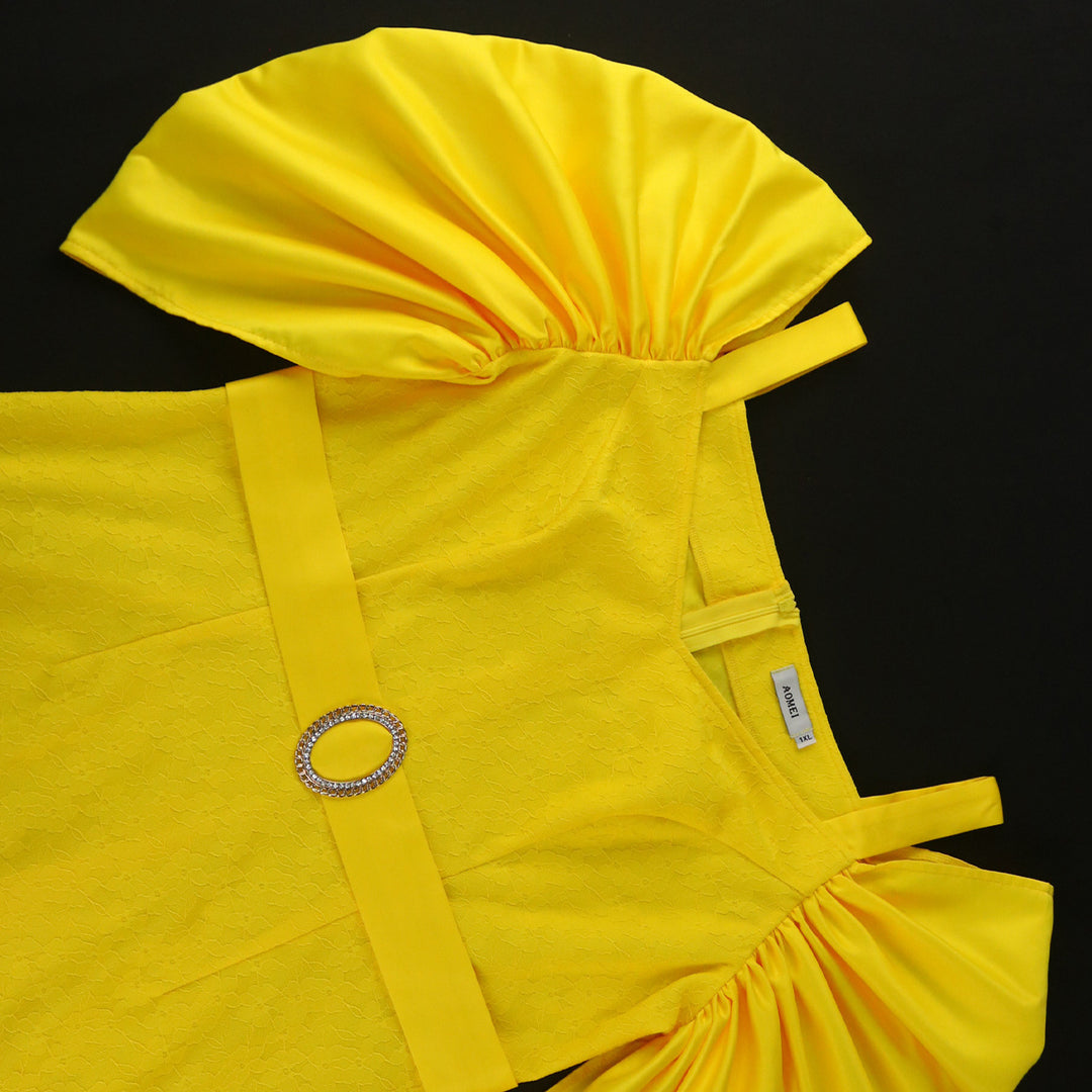 Damen figurumspielendes Kleid mit voluminösen Puffärmeln und Taillengürtel Echo Archiv