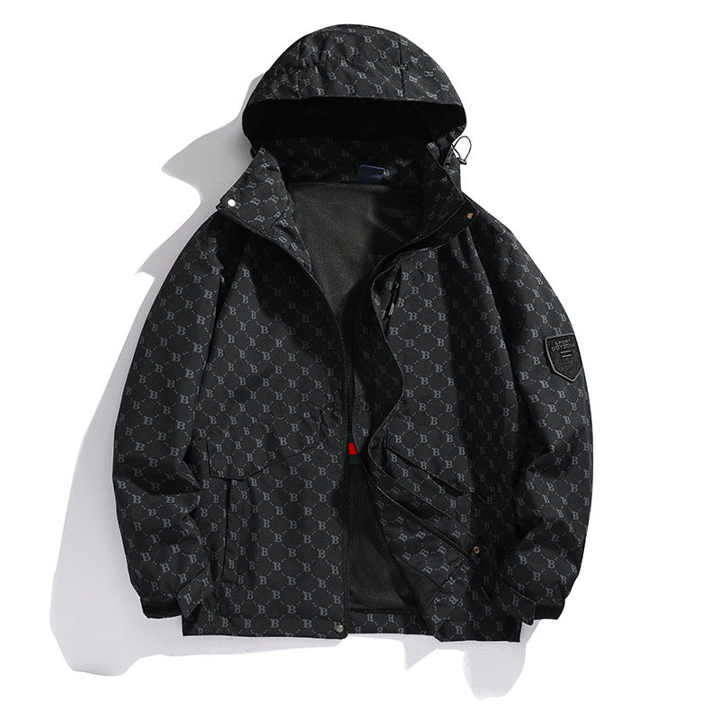 Herren Kapuzen-Softshelljacke mit Allover‑Monogramm, atmungsaktivem Meshfutter und Reißverschlusstaschen – Taviero