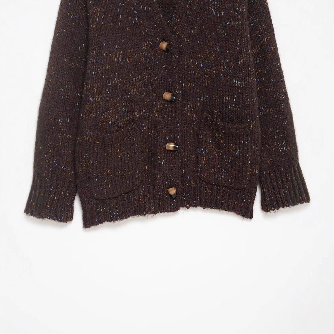 Damen grobgestrickte Strickjacke mit Hornknopf‑Front und aufgesetzten Taschen – Veloura