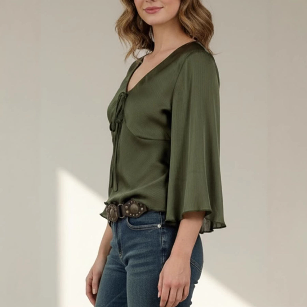 Damen Satinierte Bluse mit V‑Ausschnitt, geraffter Büstenteil und ausgestellten 3/4‑Ärmeln – Avérine