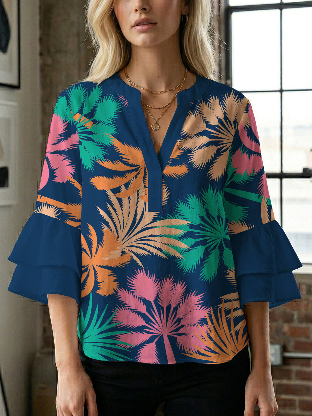 Damen Bluse mit voluminösen Rüschenärmeln und modernem Motiv Echo Archiv