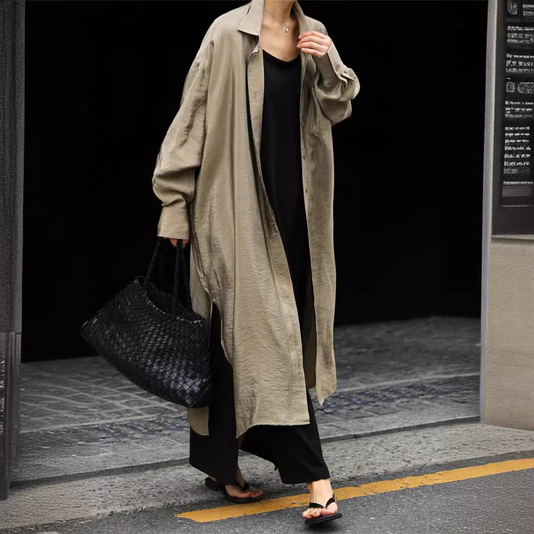 Damen Langer Satin‑Effekt Duster mit Stehkragen, Oversize‑Schnitt und tiefen Seitenschlitzen – Montévia
