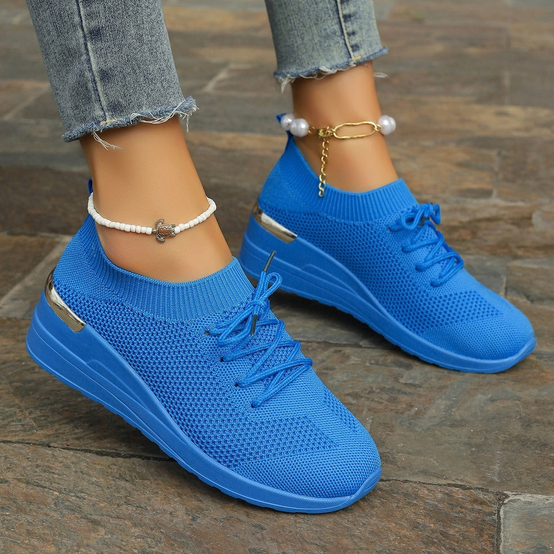 Damen Strick-Sneaker mit Keilsohle, sockenähnlichem Schaft und Metallic-Fersenakzent – Névara