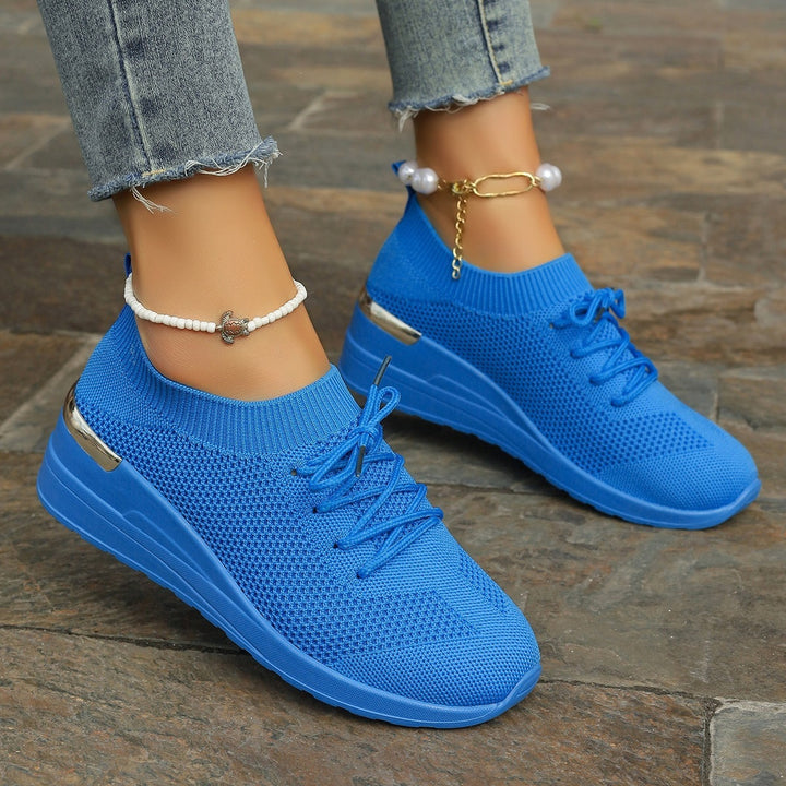 Damen Strick-Sneaker mit Keilsohle, sockenähnlichem Schaft und Metallic-Fersenakzent – Névara