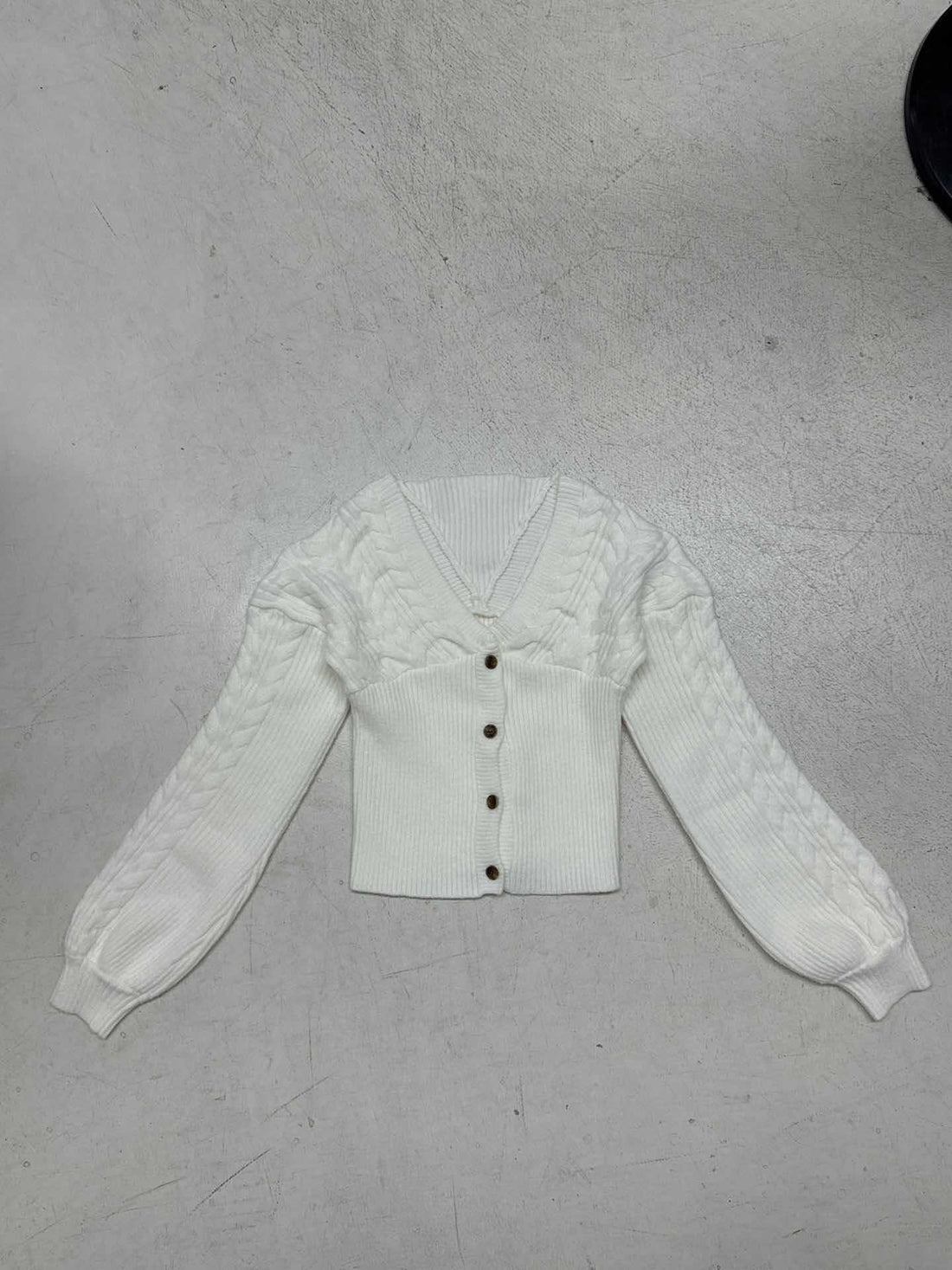 Damen taillierter Strickcardigan mit V-Ausschnitt, Zopfmusterärmeln und dekorativen Holzknöpfen – Veloura