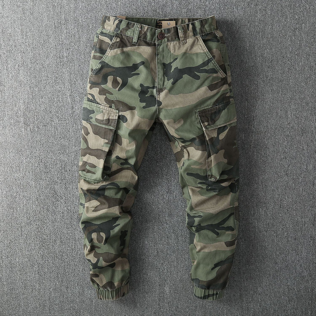 Herren Cargohose im Camouflage-Muster mit elastischen Bündchen und Multifunktionstaschen Echoarchiv