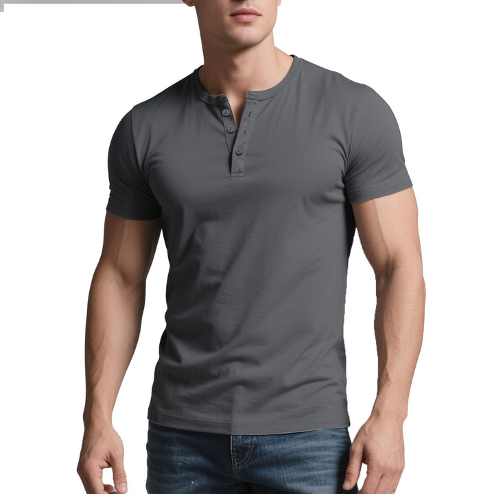 Herren nan kurzes Henley-Shirt mit dezenter Knopfleiste und figurbetontem Schnitt Echoarchiv