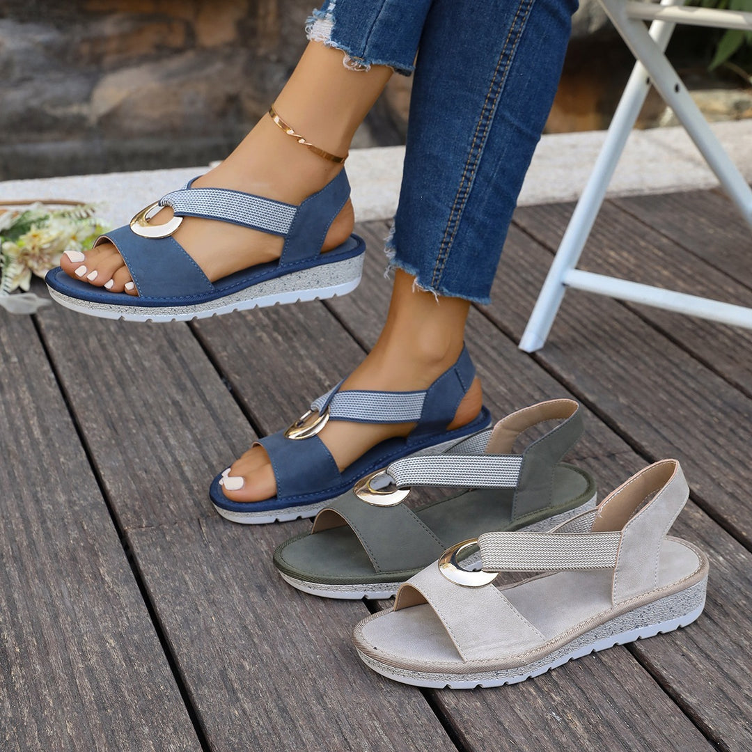 Damen Bequeme Keil‑Sandalen mit Zehensteg, elastischem Riemen und dekorativem Metallring – Sorelia
