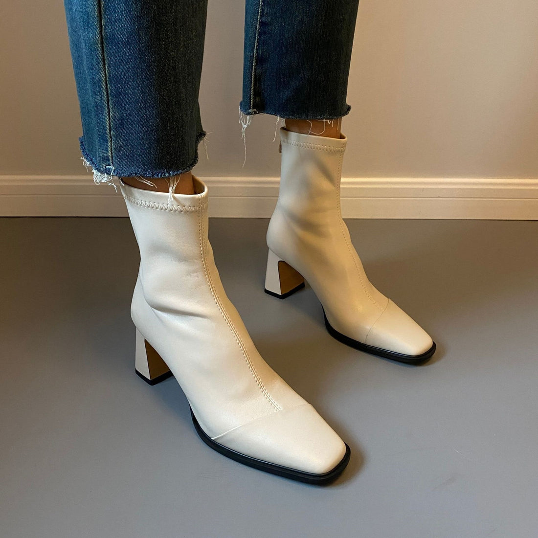 Damen Knöchelstiefel mit nahtlosem Schaft und skulpturalem Blockabsatz Echo Archiv