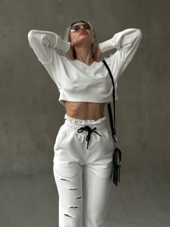 Damen kurzgeschnittenes Sweat-Set mit V-Ausschnitt, Rüschenbund Highwaist Jogginghose und Distressed-Details – Avérine