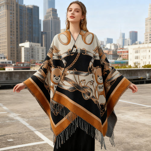 Damen Jacquard-Poncho mit Fransen und illustrativem Teddy-Sattel-Motiv – Avérine