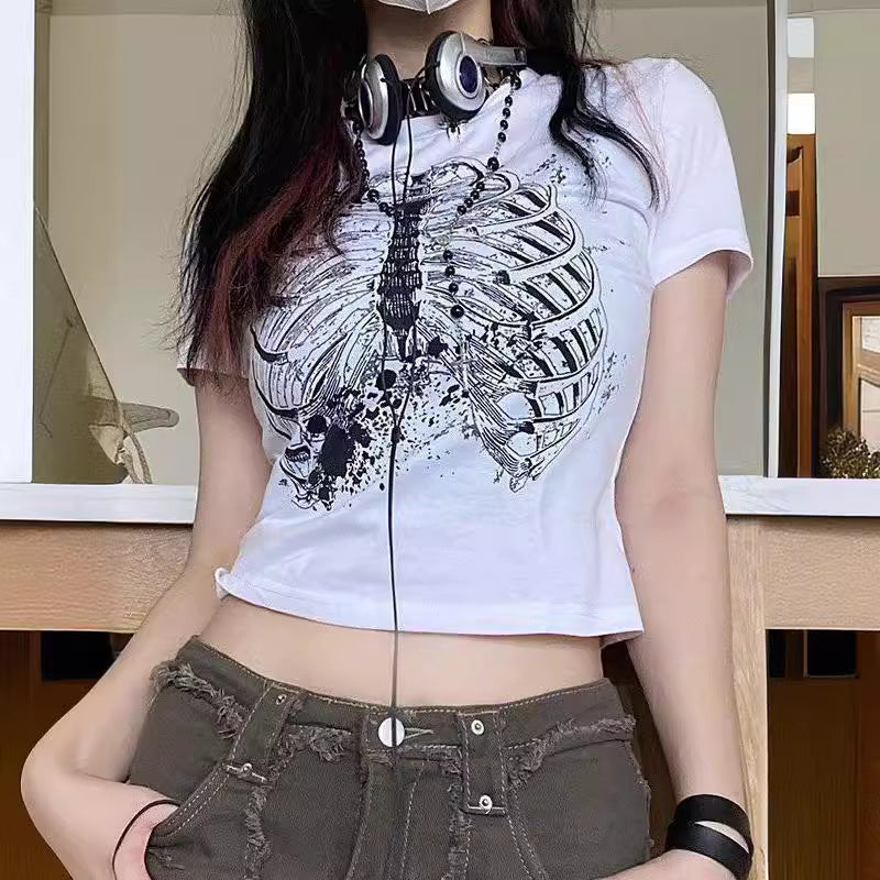 Damen Crop-T-Shirt mit verspieltem Lippenmotiv und modernem Schriftzug Echo Archiv