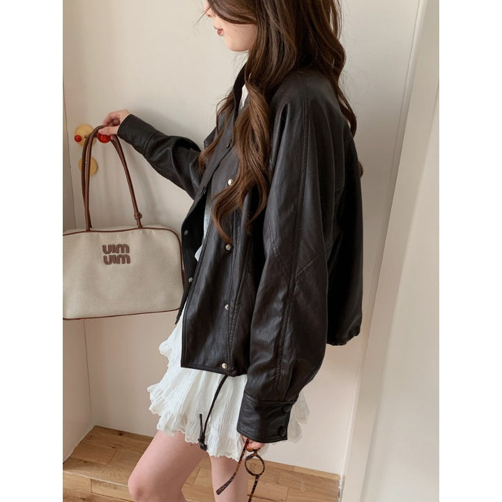 Damen Oversized Bikerjacke aus Kunstleder mit breitem Revers und voluminösen Ärmeln Echoarchiv