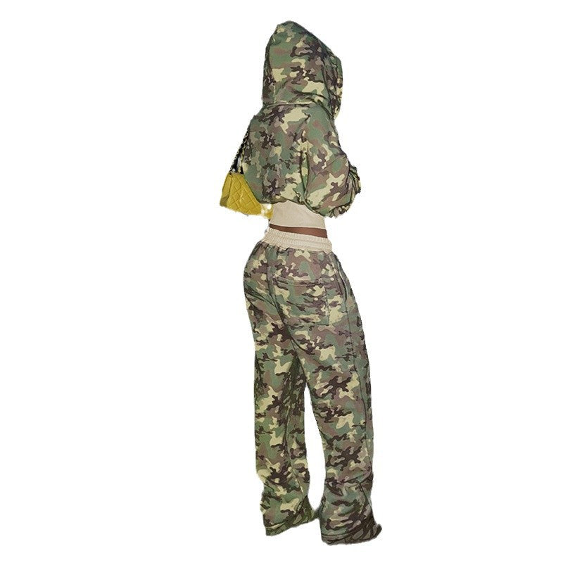 Damen nan kurz geschnittene Kapuzenjacke mit Camouflage-Muster, Frontreißverschluss, Kängurutasche und weitem Rippbund Echo Archiv