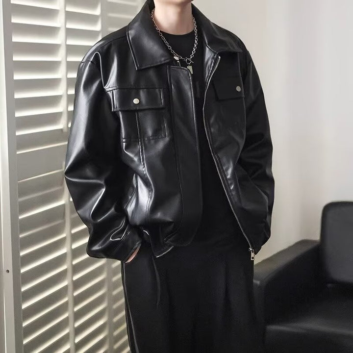 Herren Kurz geschnittene Oversized Kunstleder-Utility-Jacke mit Brustklappen und durchgehendem Reißverschluss Echoarchiv